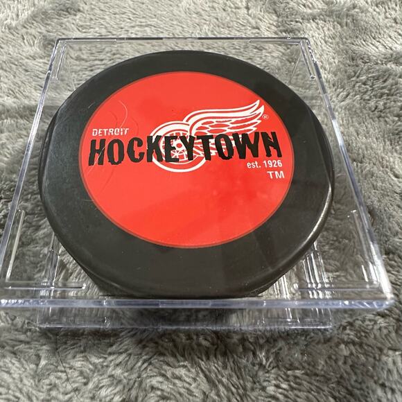 1998 Detroit Red Wings Stanley Cup Champions NHL Official Hockey Puck - Picture 2 of 2